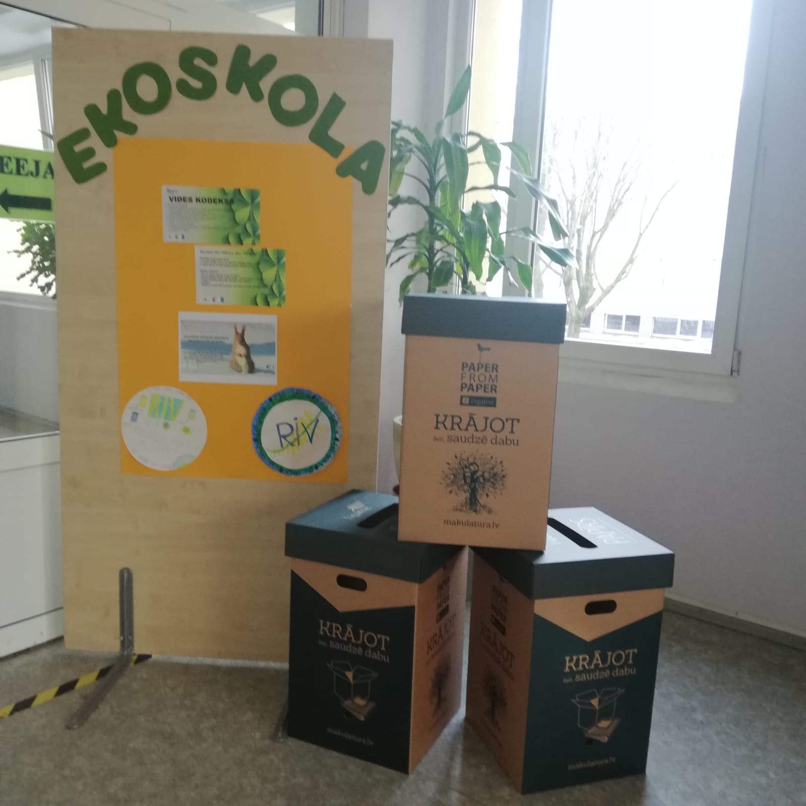 Rīgas Imantas vidusskolā iegādātas makulatūras uzkrāšanas kastes, ko piedāvā SIA “Līgatnes papīrs” 