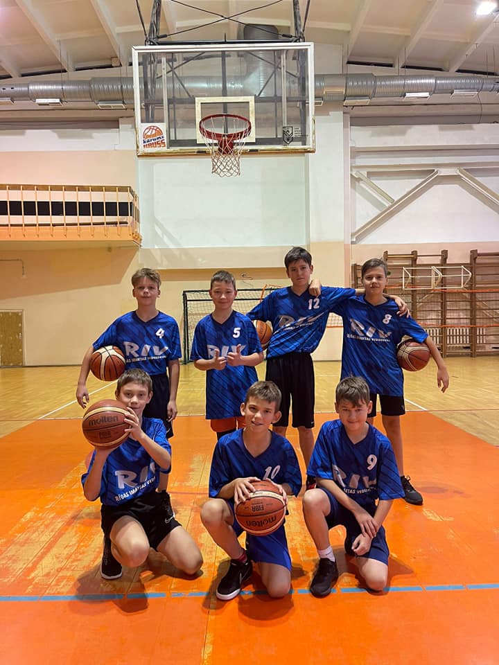 RIV 5. klašu skolēnu komanda iekļūst Kurzemes rajona fināla sacensībās basketbolā