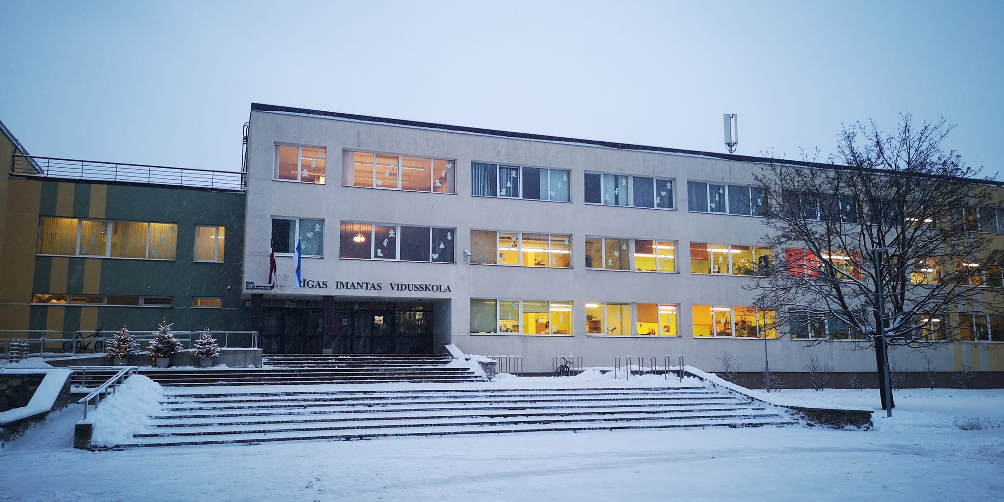 Rīgas Imantas vidusskolu pārņēmis ziemas skaistums!