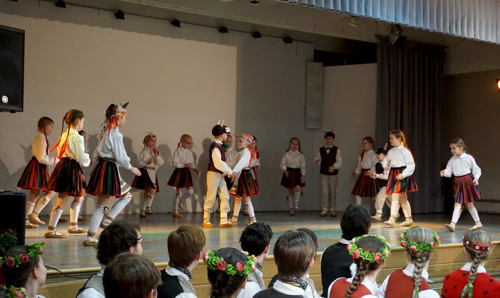 Rīgas Imantas vidusskolā aizvadīts tautas deju kolektīvu (TDK) sadraudzības koncerts. 