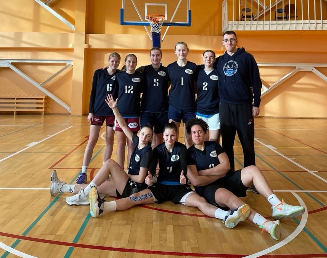 RIV 10.-12.kl. meiteņu basketbola komanda spēlēs VEF Rīgas skolu superlīgas lielajā finālā