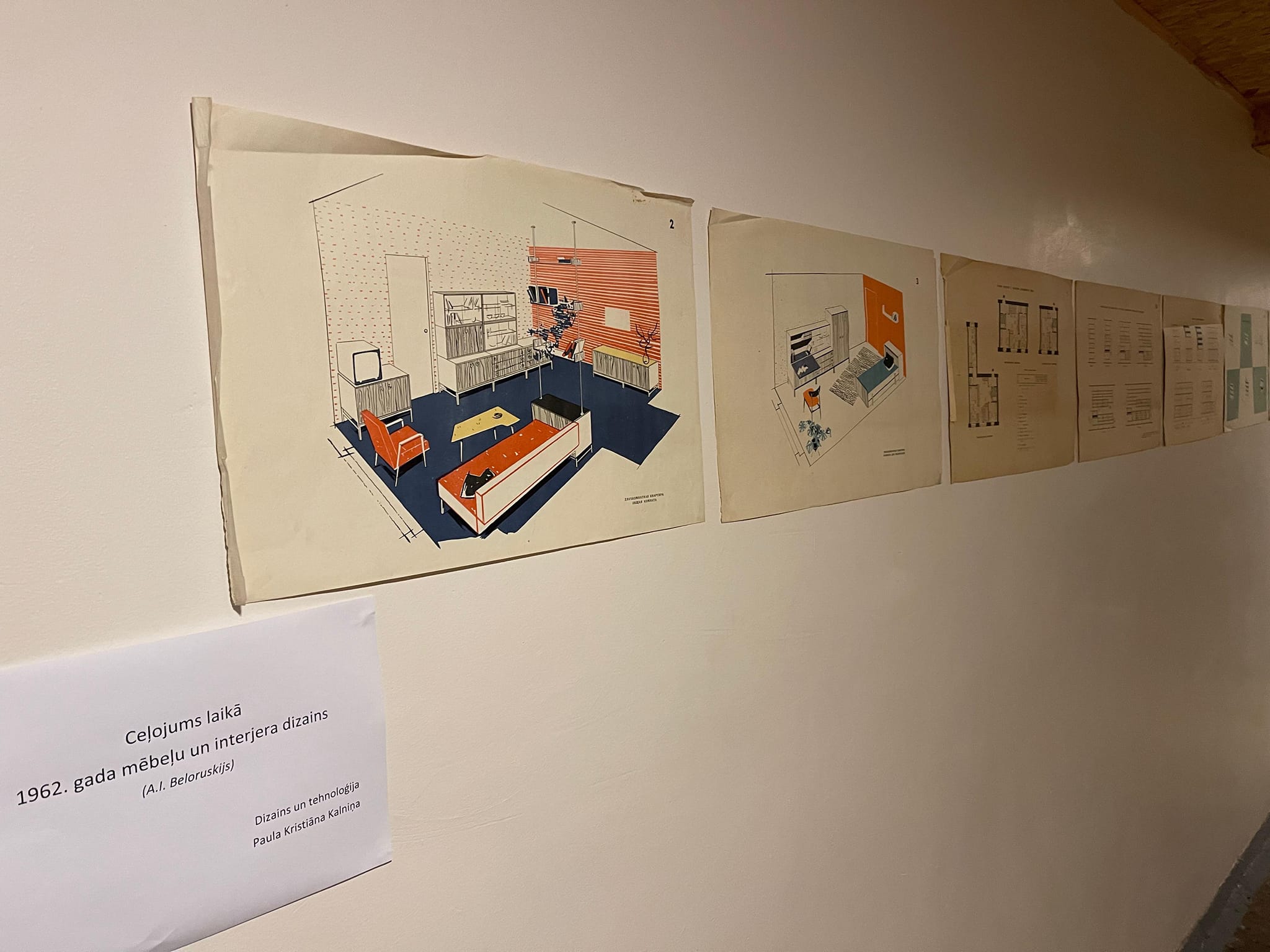 Gaitenī pie dizaina un tehnoloģiju kabinetiem ir apskatāmi plaktāti – “Ceļojums laikā. 1962. gada mēbeļu un interjera dizains”