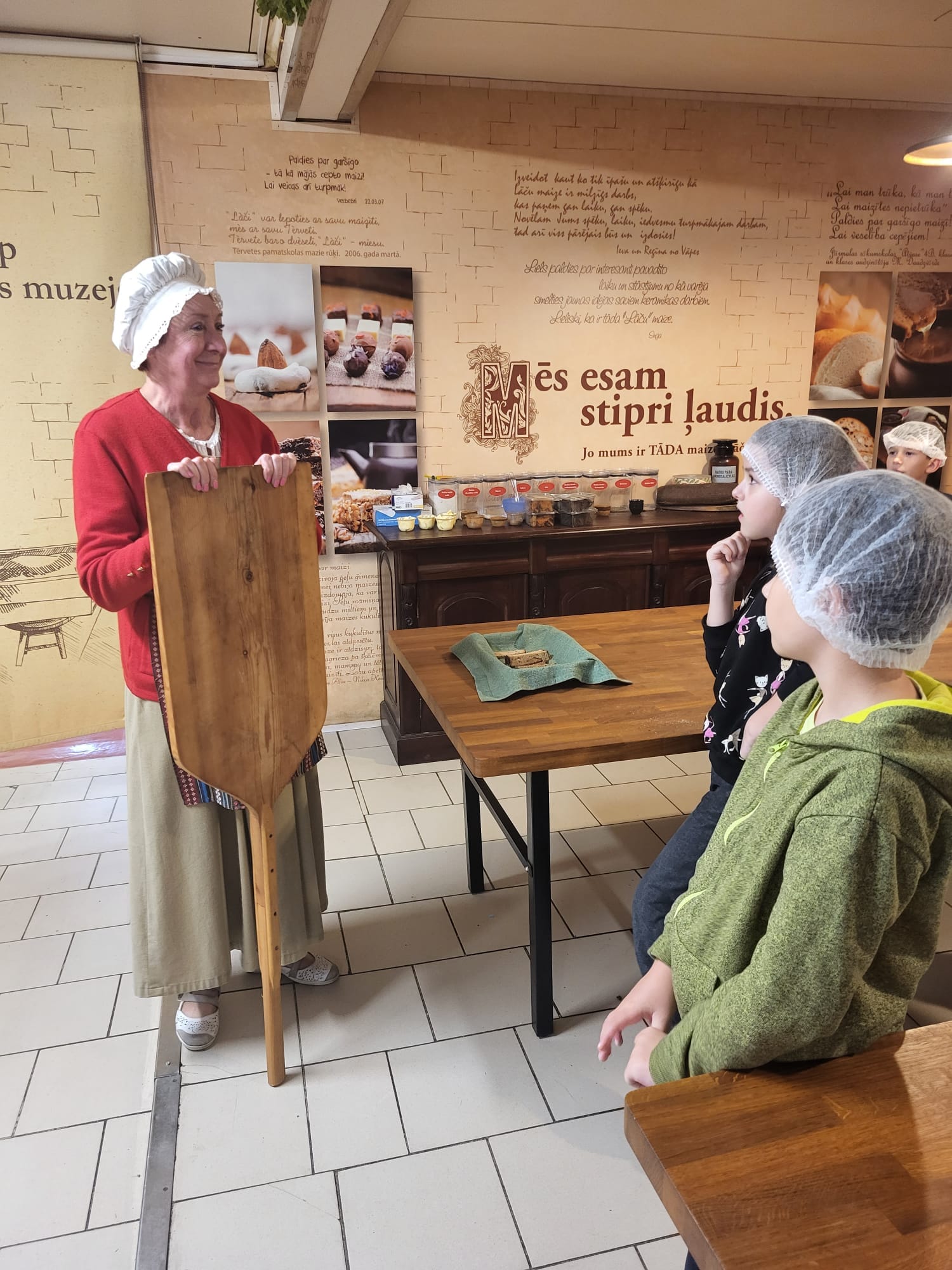 Maizes ceptuvē “Lāči” iepazīst maizes cepšanas tradīcijas Latvijā