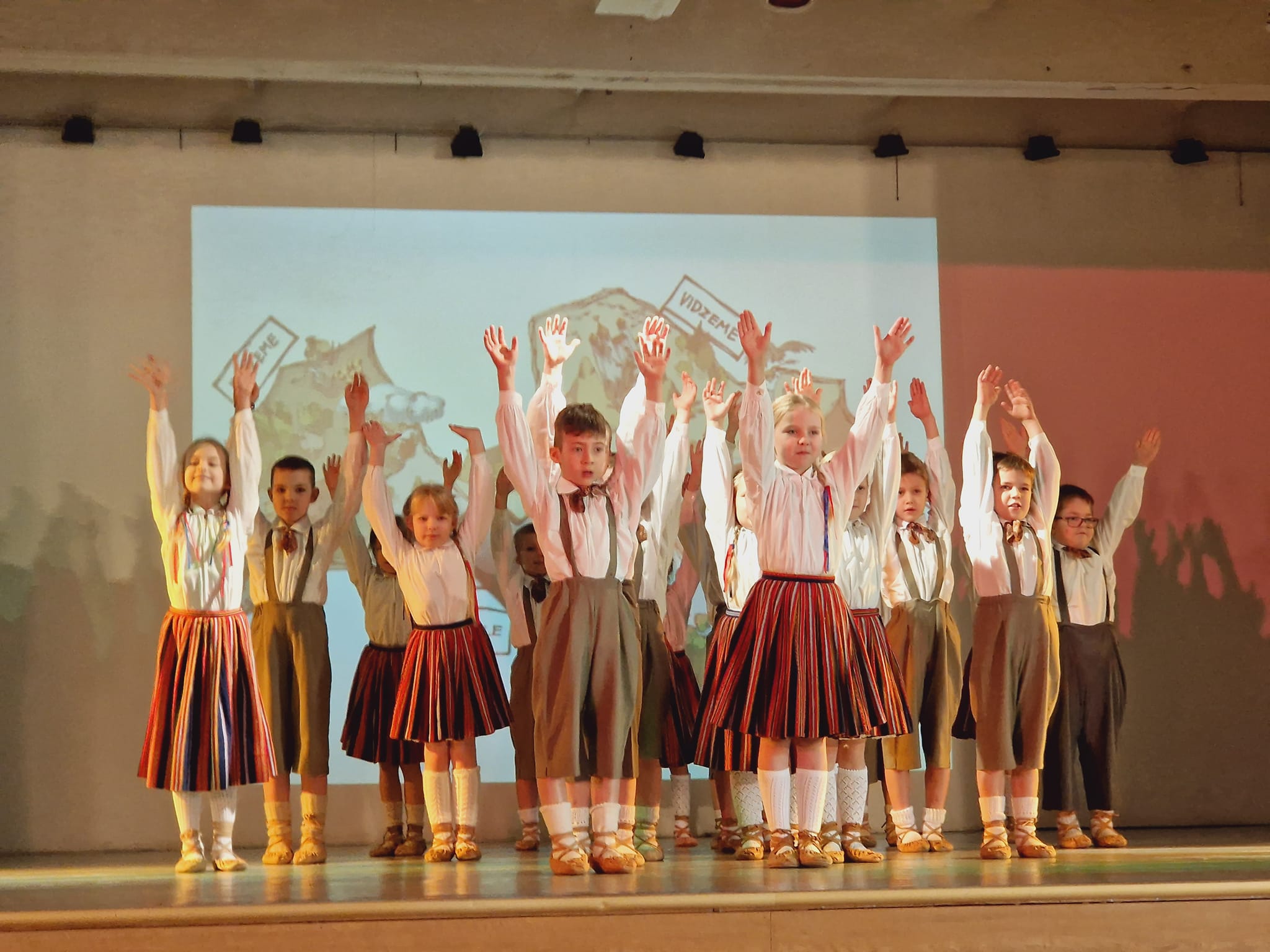 Par godu Latvijas 105. dzimšanas dienai izskan koncerti “Latvijas novadi dziesmu vārdos vīti”