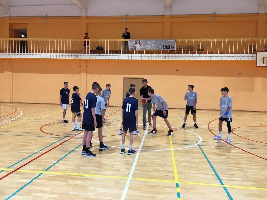 6.- 7. klašu zēnu komanda piedalās Rīgas pilsētas Kurzemes priekšpilsētas apakšgrupu sacensībās basketbolā