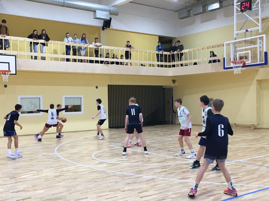 Rīgas Imantas vidusskolas zēnu komanda piedalās Rīgas pilsētas Kurzemes priekšpilsētas 8.-9. klašu basketbola sacensībās