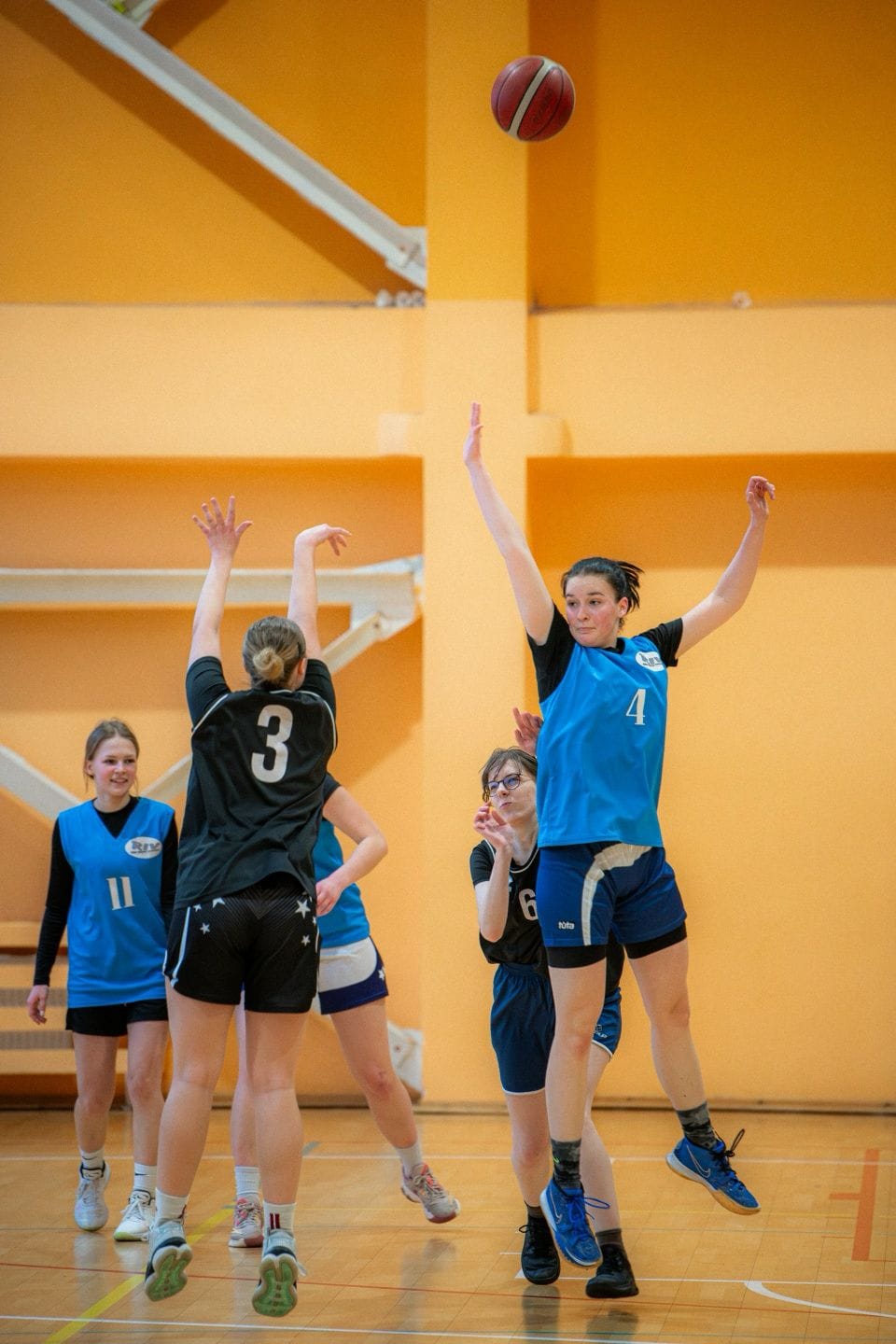 10.-12. klašu meiteņu basketbola komanda iekļūst Rīgas Skolu superlīgas nākošajā kārtā