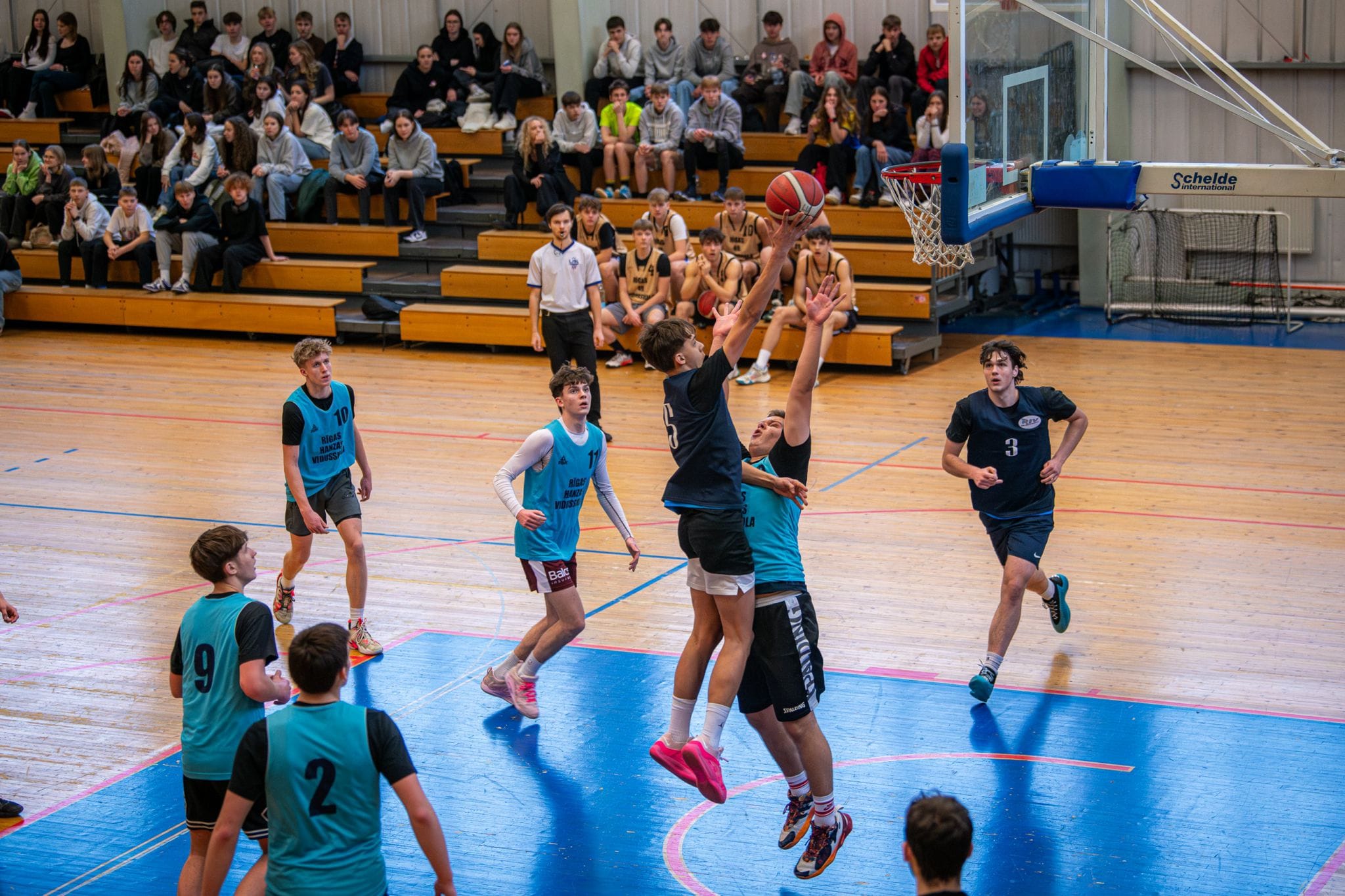 10.-12. klašu zēnu basketbola komanda iekļūst Rīgas Skolu superlīgas ceturtdaļfinālā