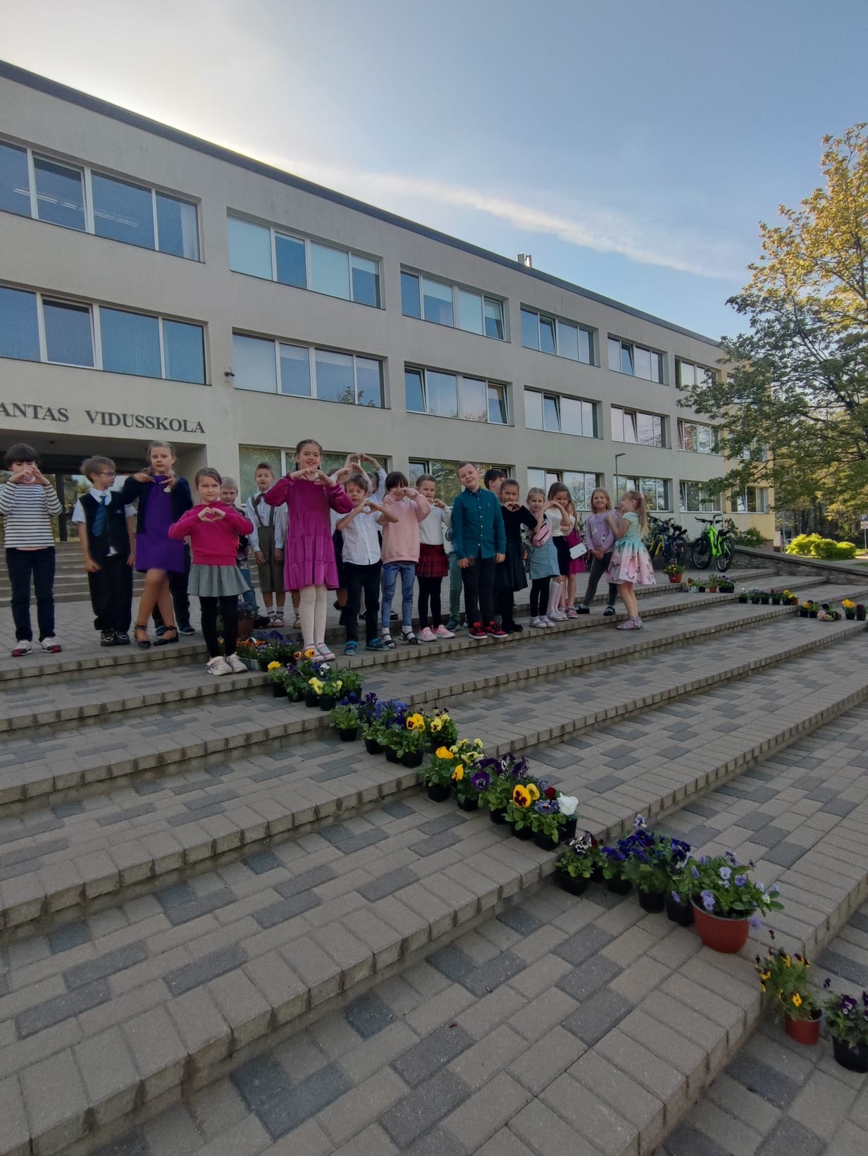 Rīgas Imantas vidusskolas dzimšanas dienas svētki 3. maija rīta agrumā atklāti ar tradicionālo ZIEDU RĪTU