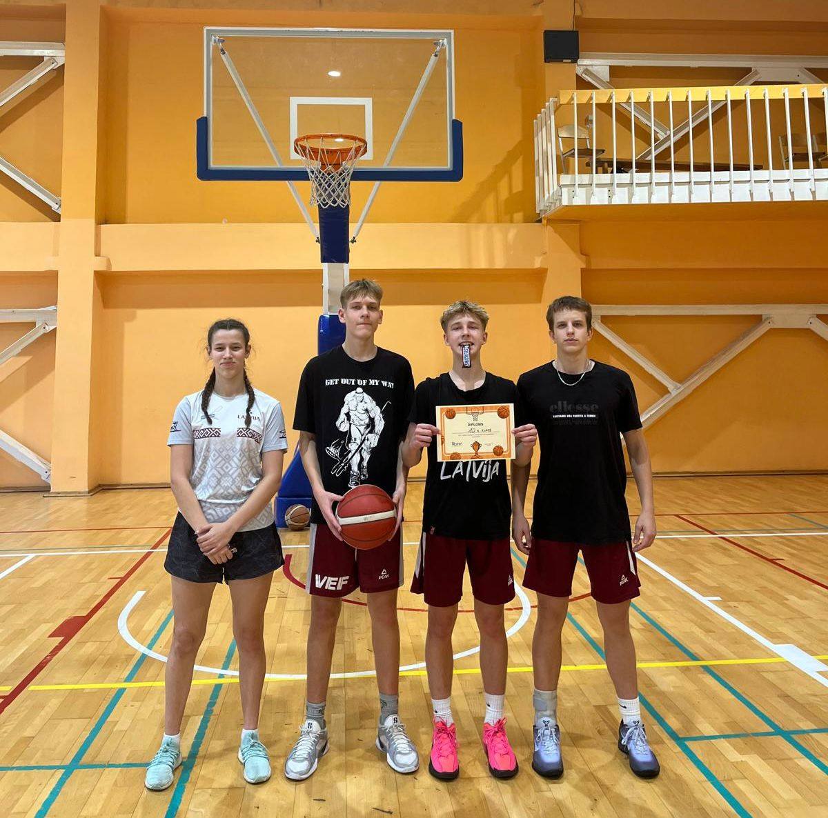 Skolas kausā basketbolā uzvar 10.a klase