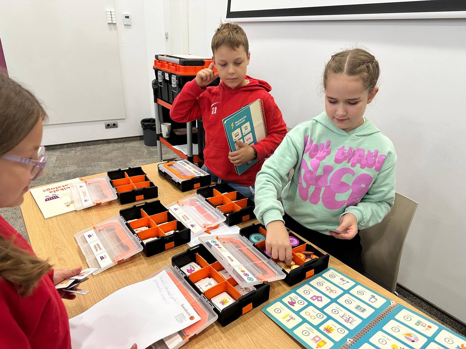 3.b klase piedalās izglītojošā spēlē “Finanšu meistari”