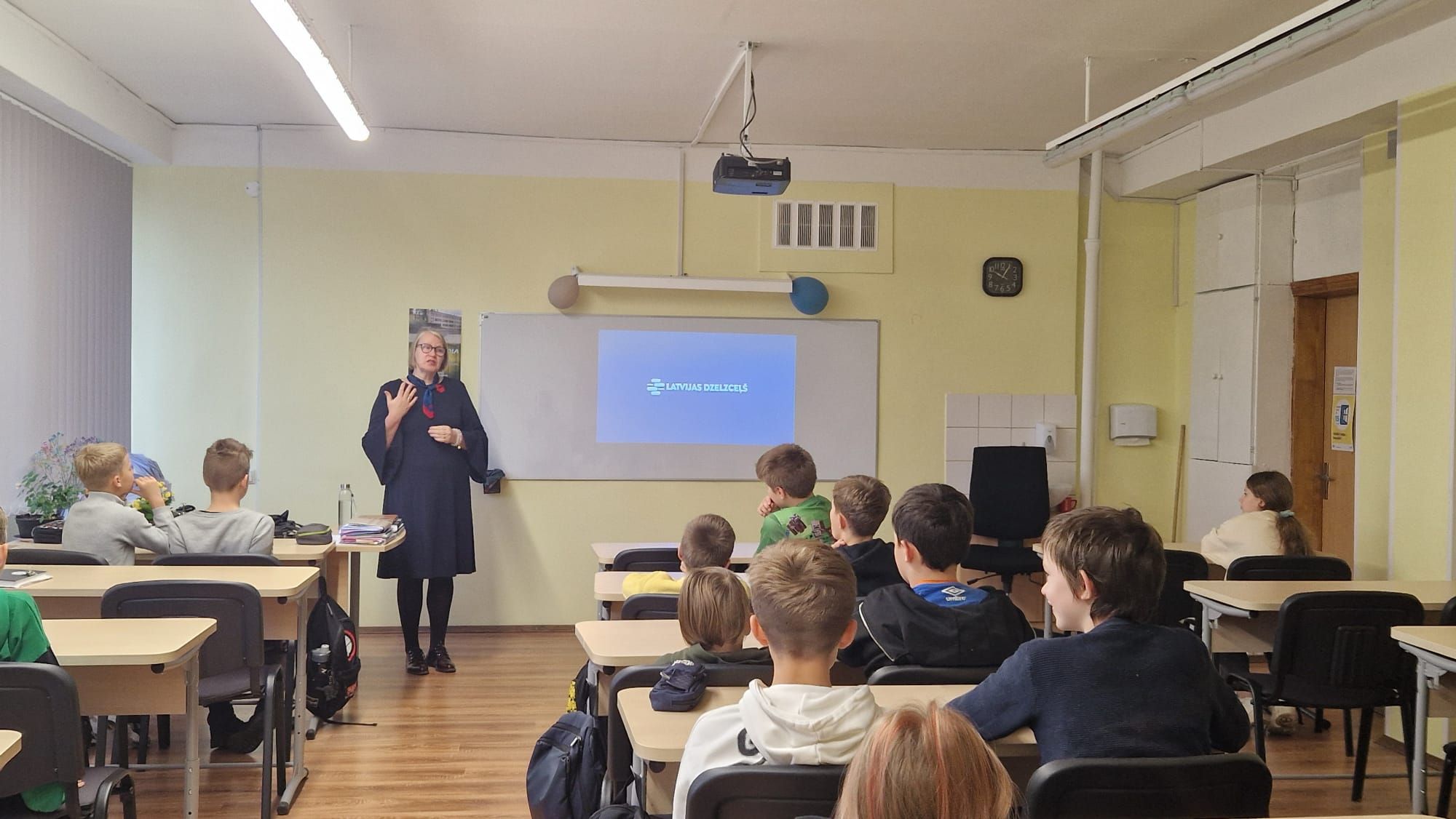 VAS Latvijas dzelzceļš pārstāve informē skolēnus par drošību uz un pie dzelzceļa sliedēm