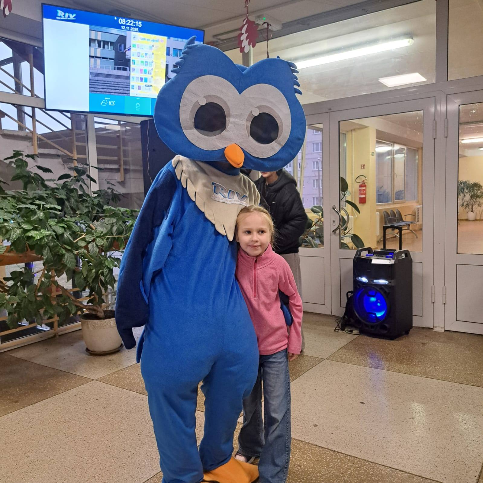 Skolas talismans RIViņš sagaida skolēnus Apskāvienu dienā