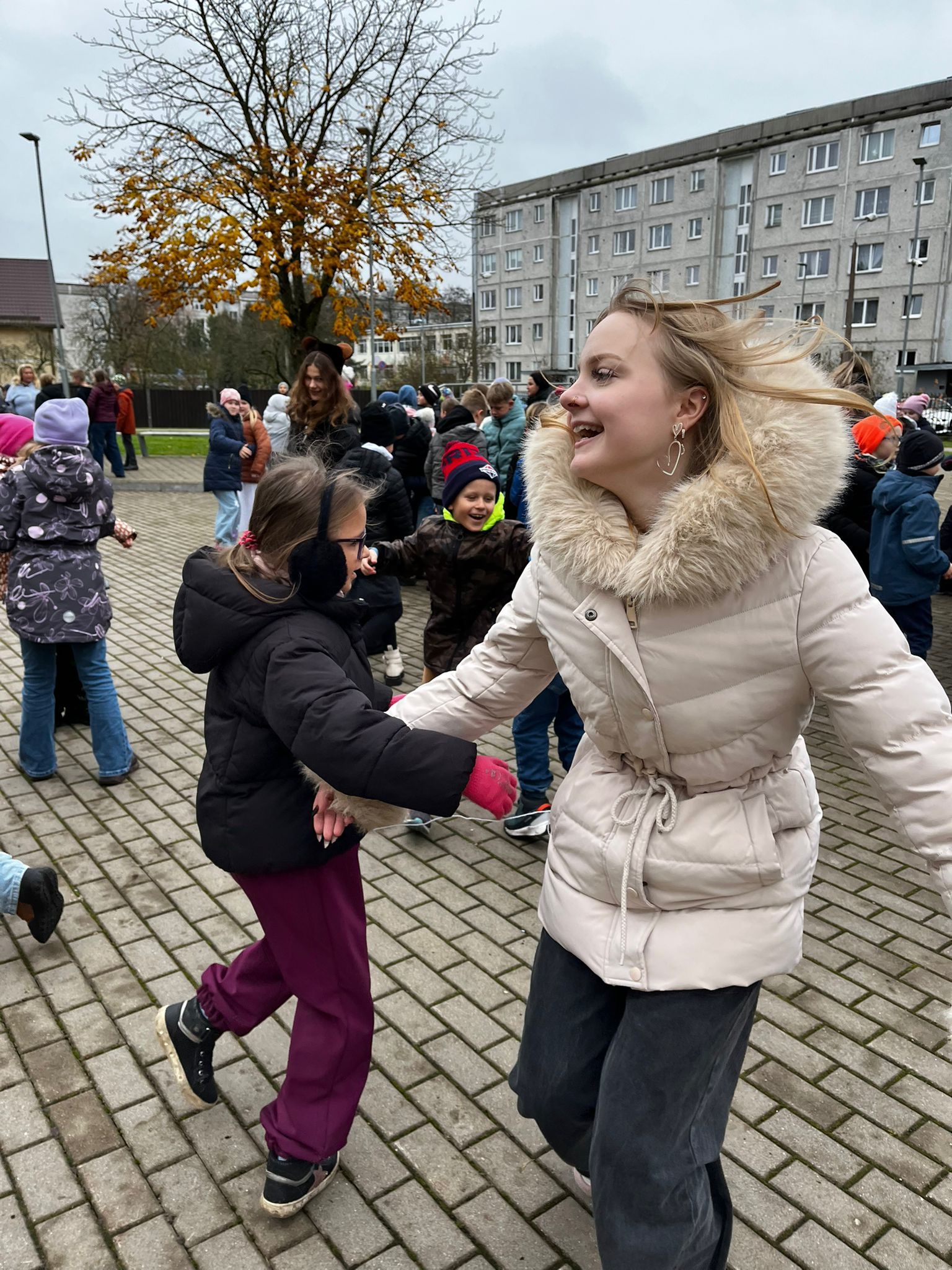 Skolas pagalmā svin Mārtiņdienu