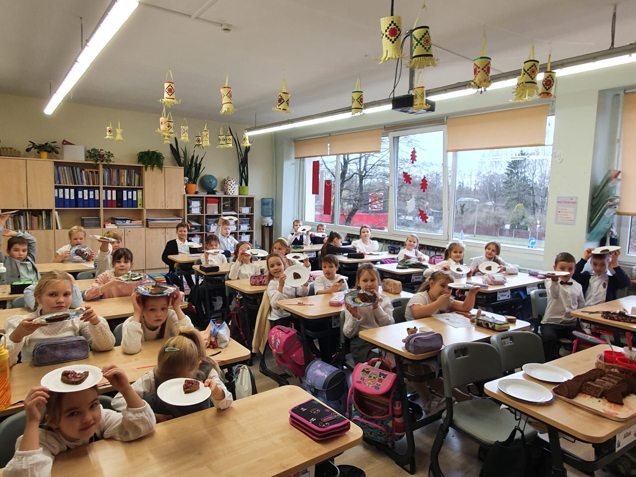 2.c klases skolēni izgaršo Latvijā gatavotu rupjmaizi ar piedevām