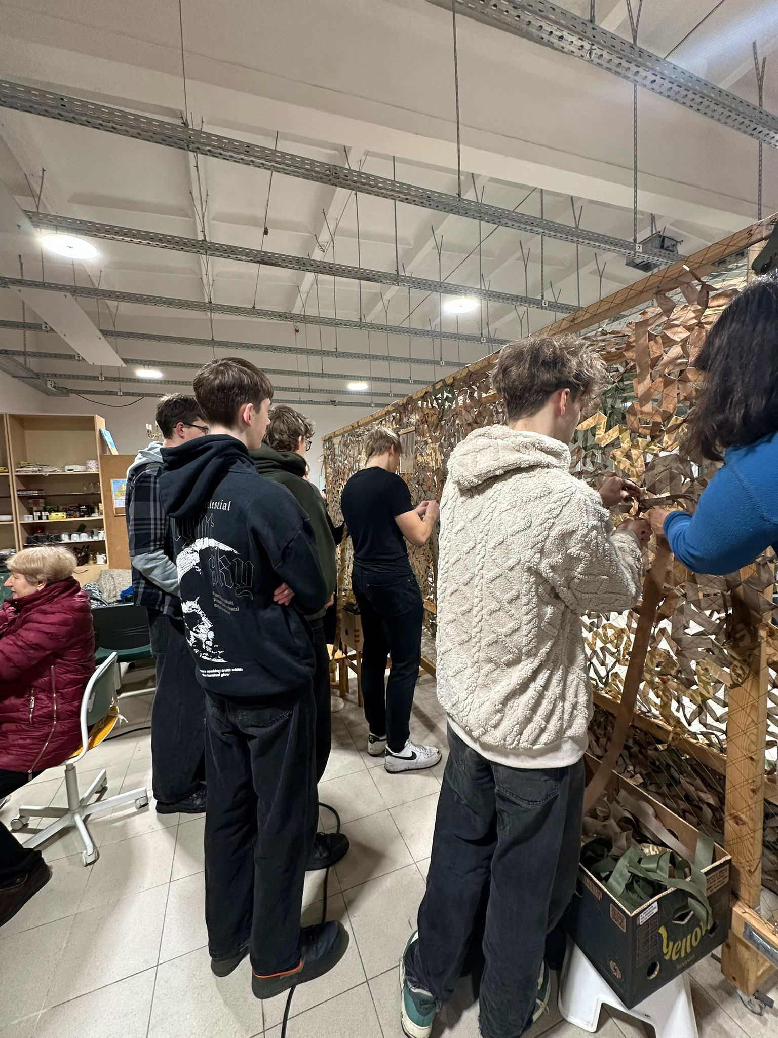 11.b klases skolēni uz brīdi iesaistās labdarības organizācijas “Tavi draugi” darbībā