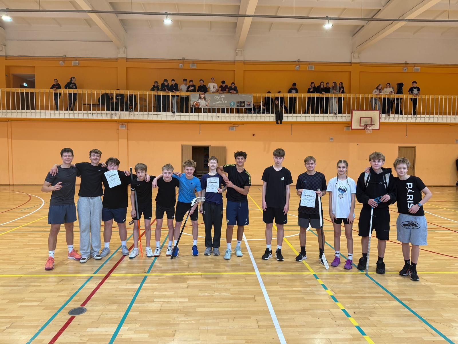 Skolas kausā florbolā uzvar 8.a klase