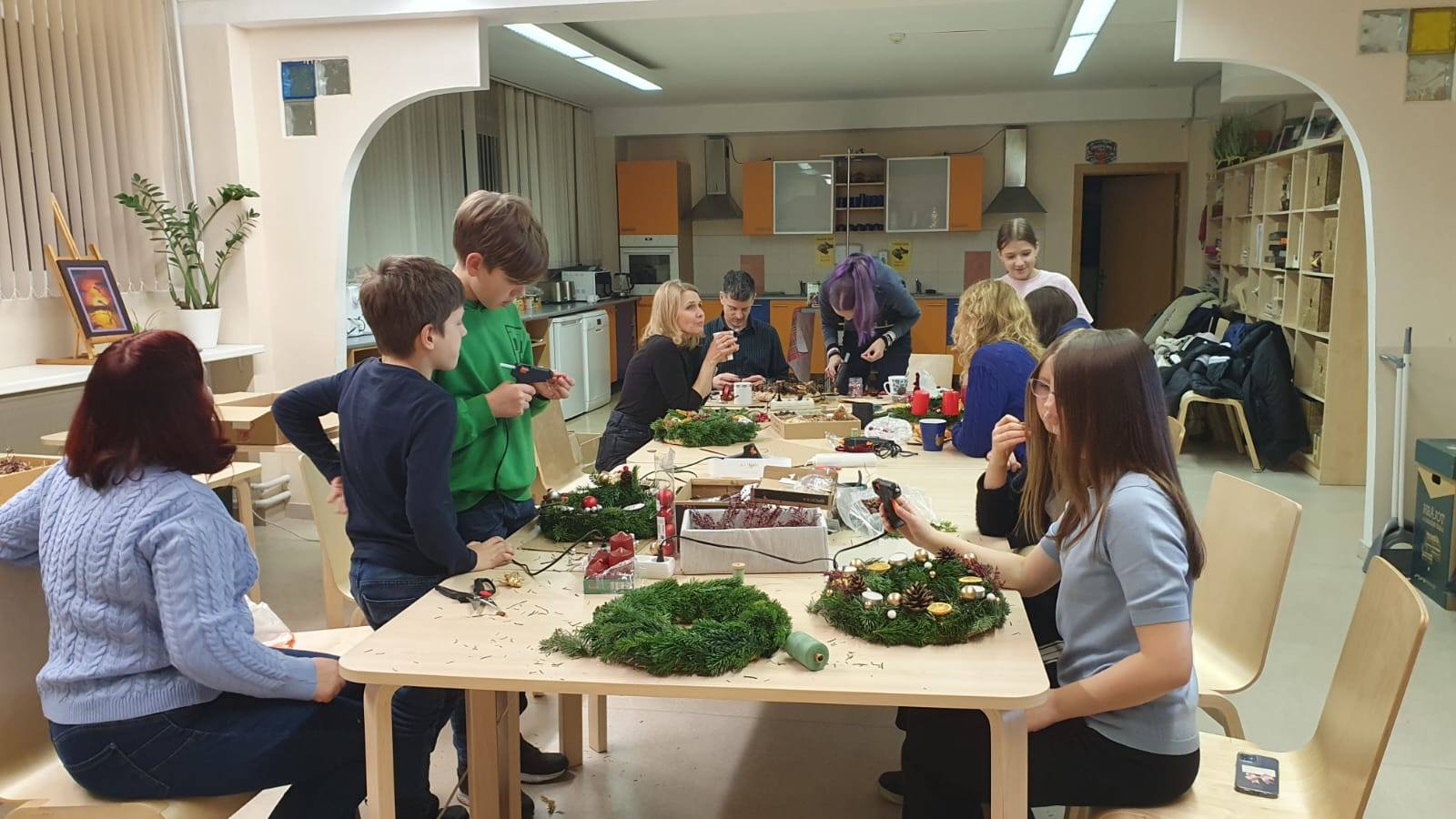 Ikgadējā kopīgā adventes vainagu darināšana