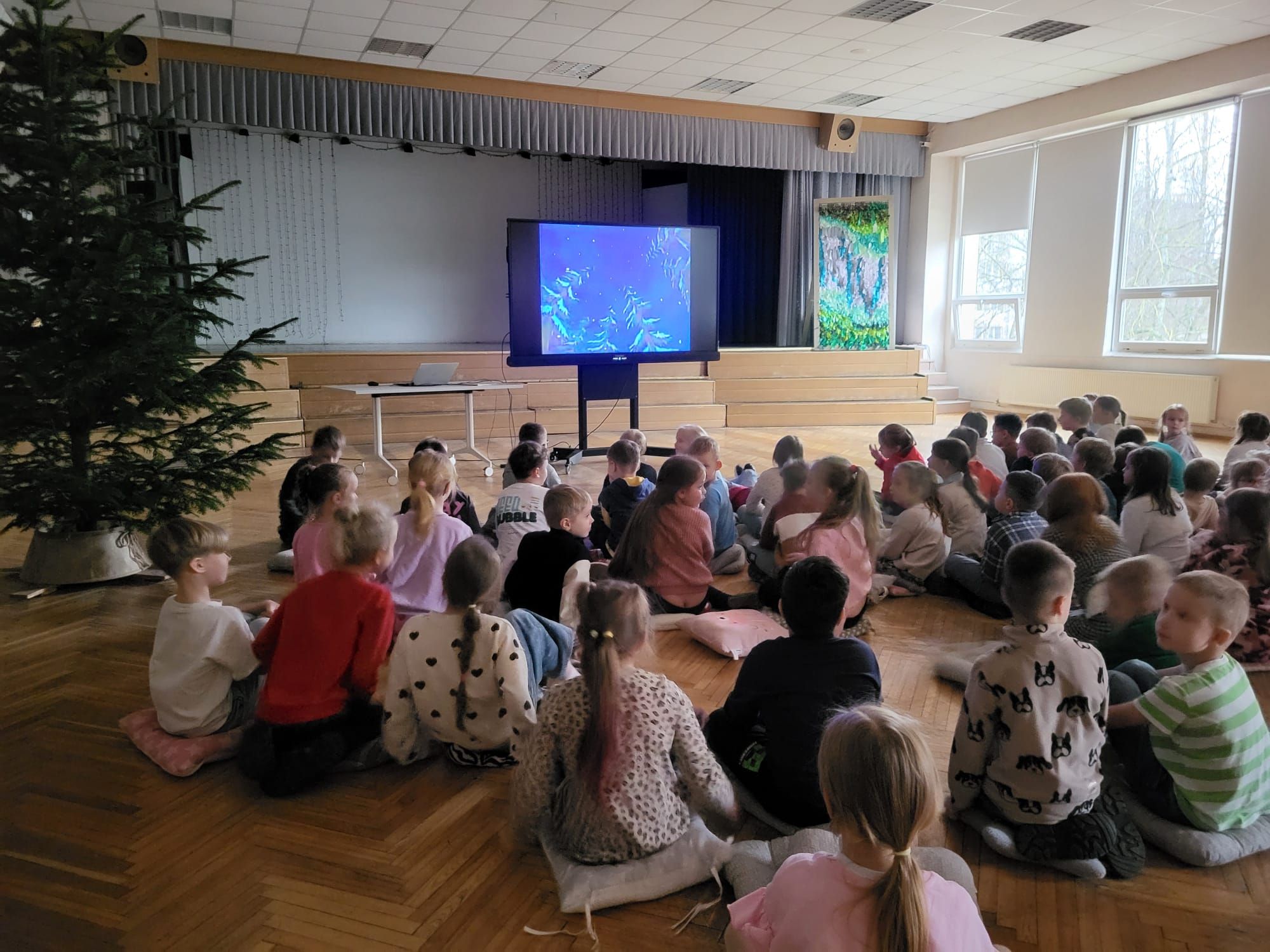 Jaunāko klašu skolēni bauda Ziemassvētku kino pēcpusdienu