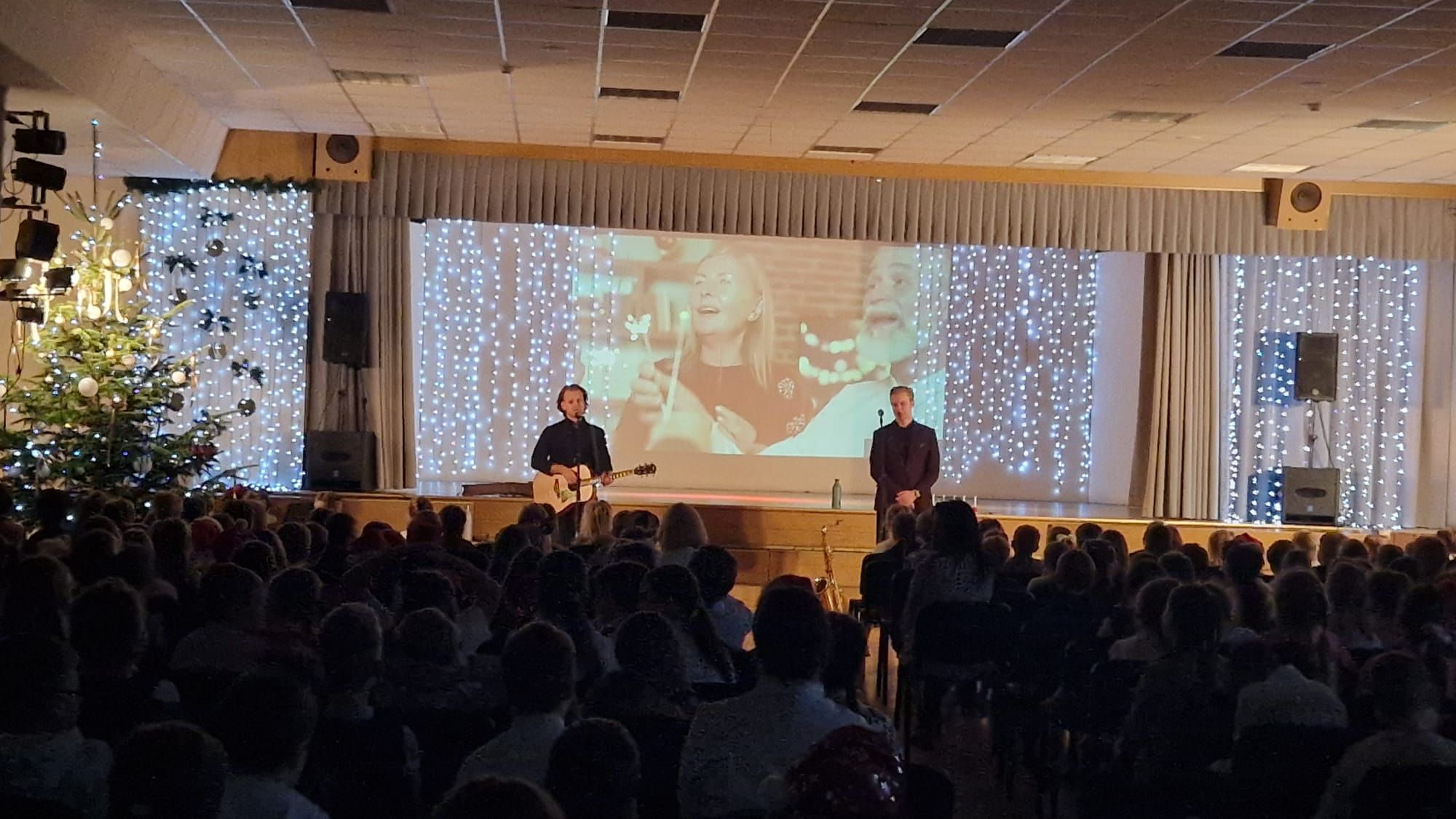 Četras reizes izskan koncerts „Reiz Ziemassvētkos”