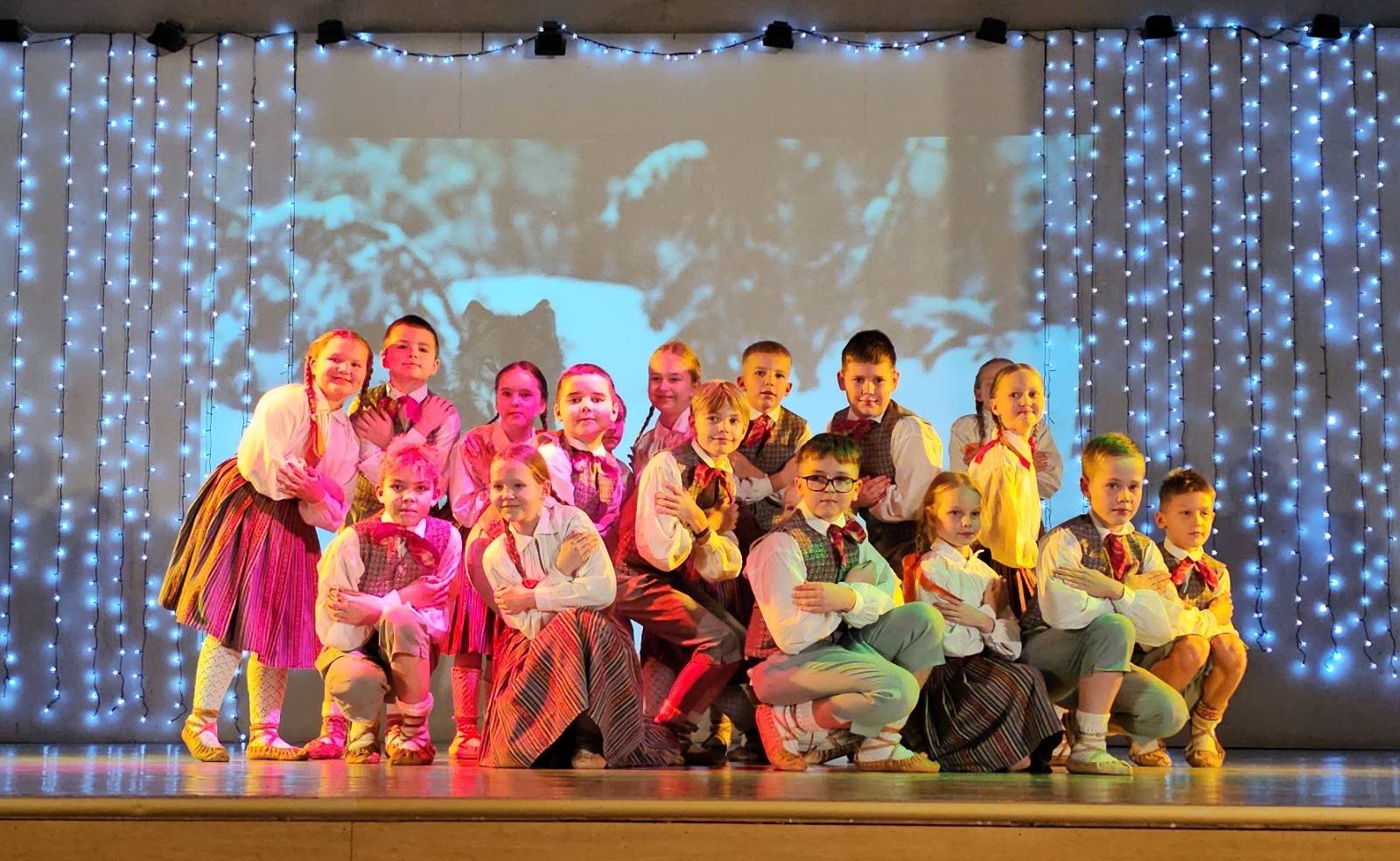 Izdejots tautas deju kolektīva “Degsmīte” Ziemassvētku koncerts “Kur guļ Ziemassvētki?”