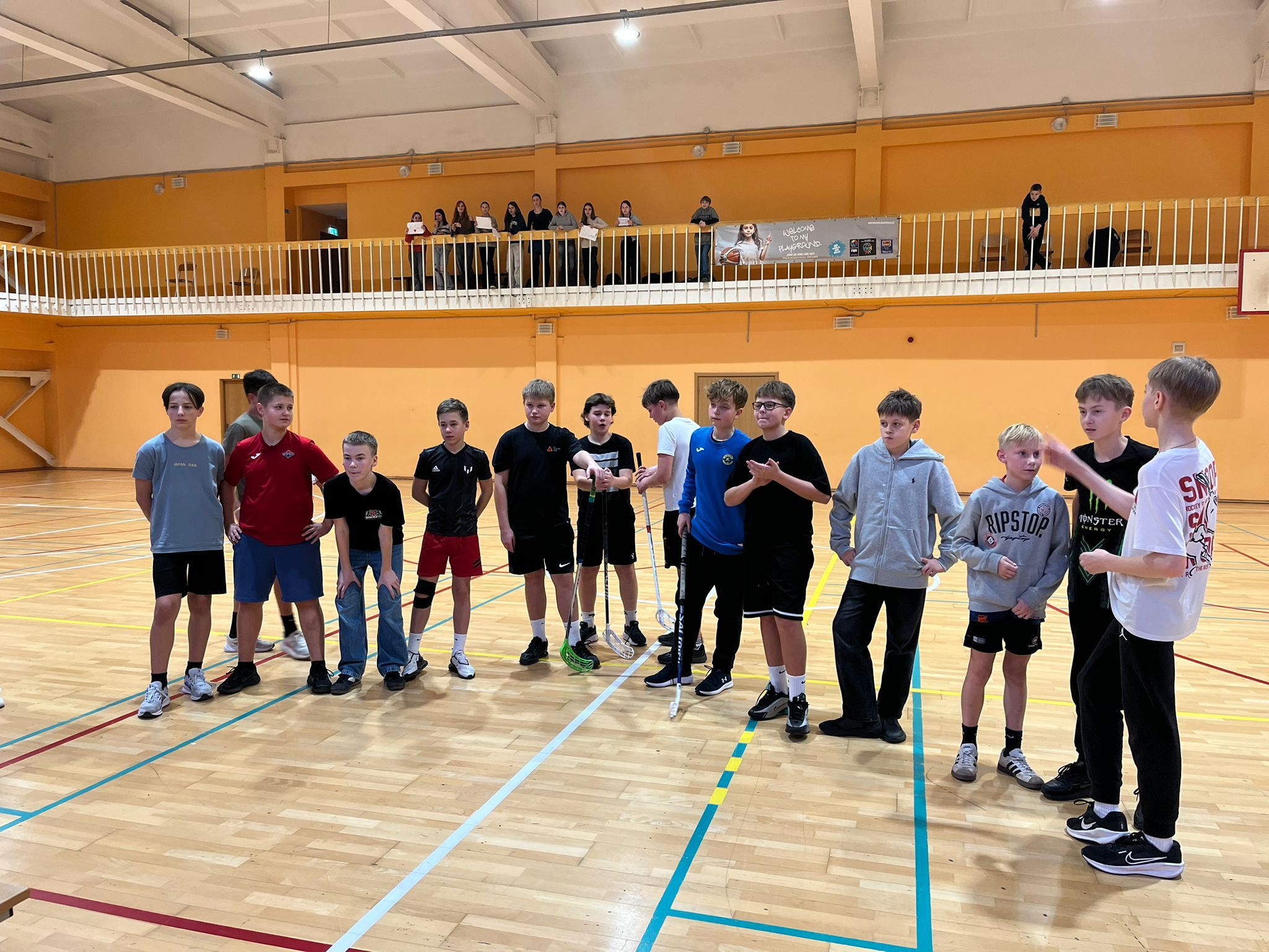 6.b klases uzvar Skolas kausā florbolā