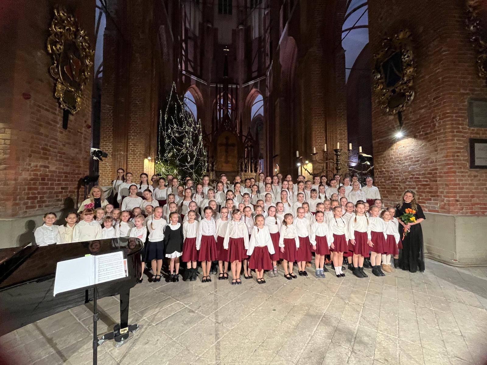 Meiteņu koris UNDA izdzied koncertu Rīgas Svētā Pētera baznīcā