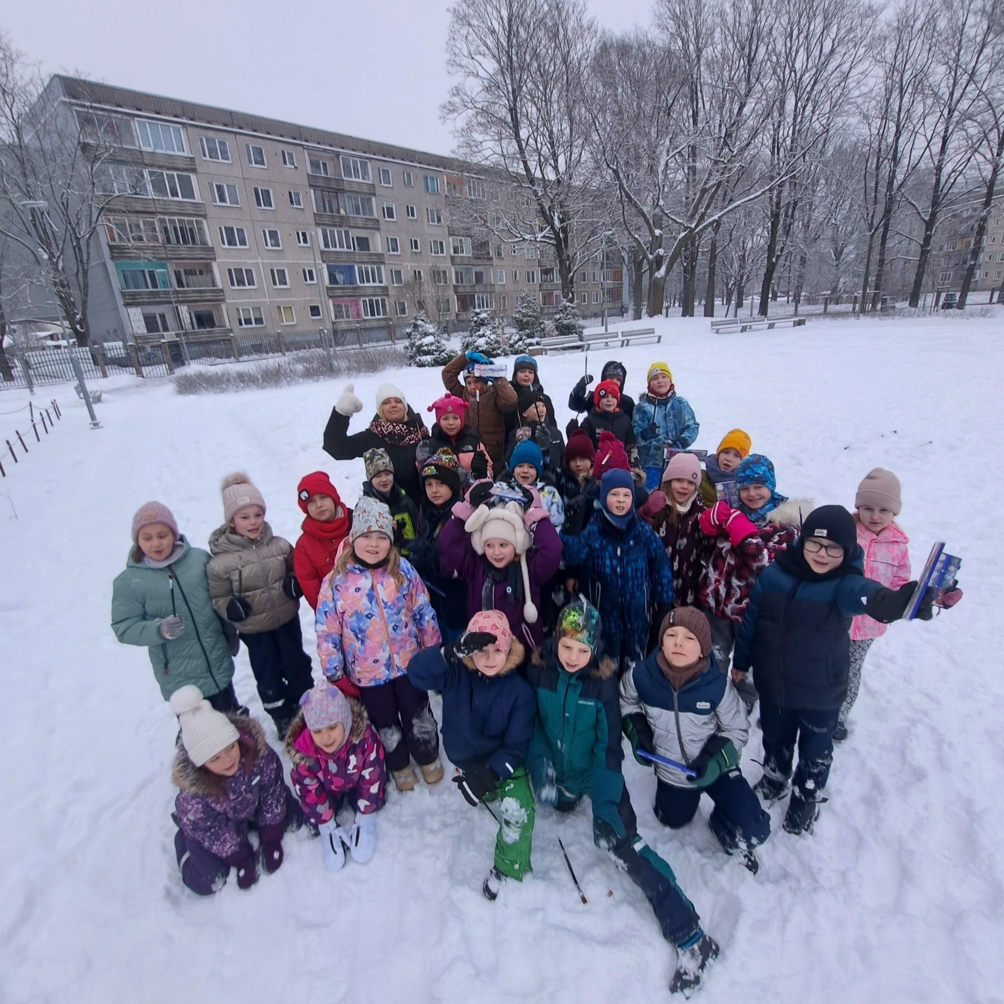 Vizuālās mākslas uzdevumus var veikt arī skolas pagalmā